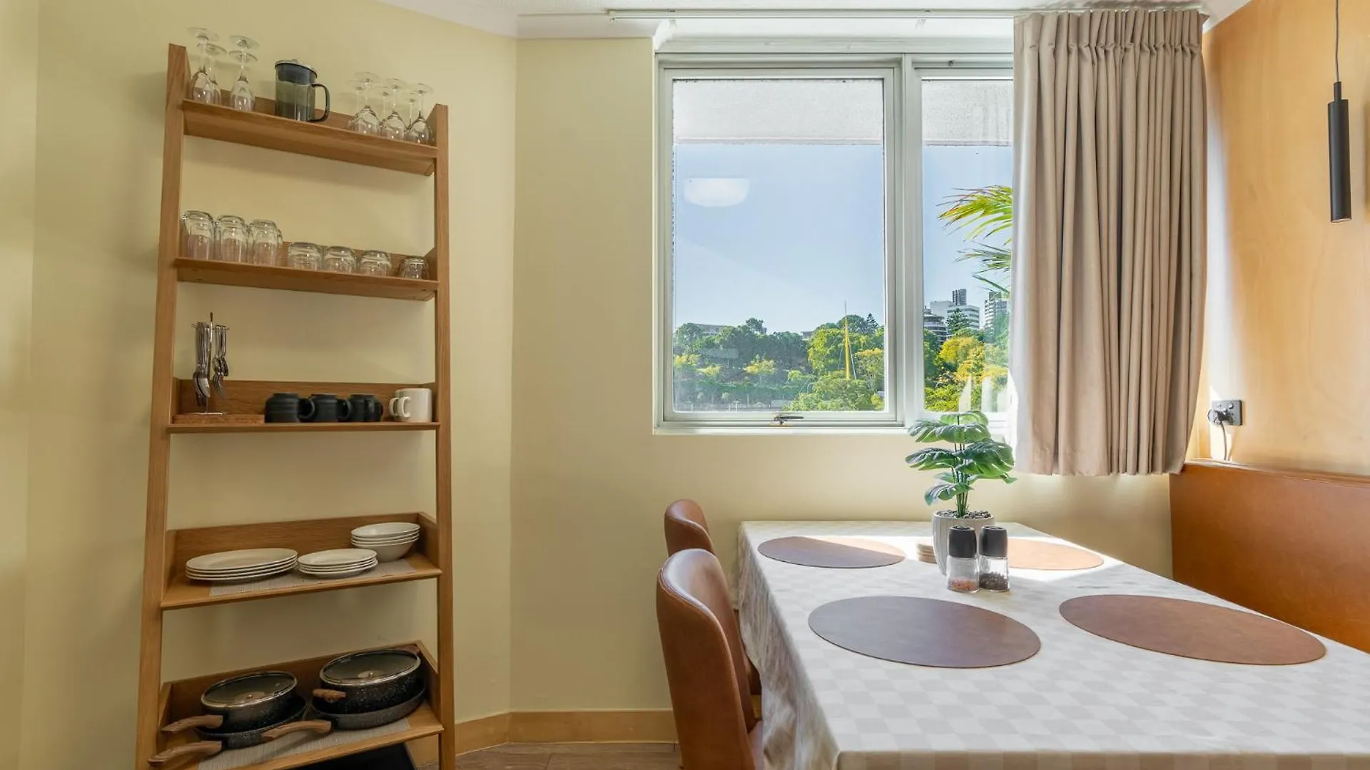 Quirky Cbd Studio With Pool Sauna And Balcony Brisbane 0*,