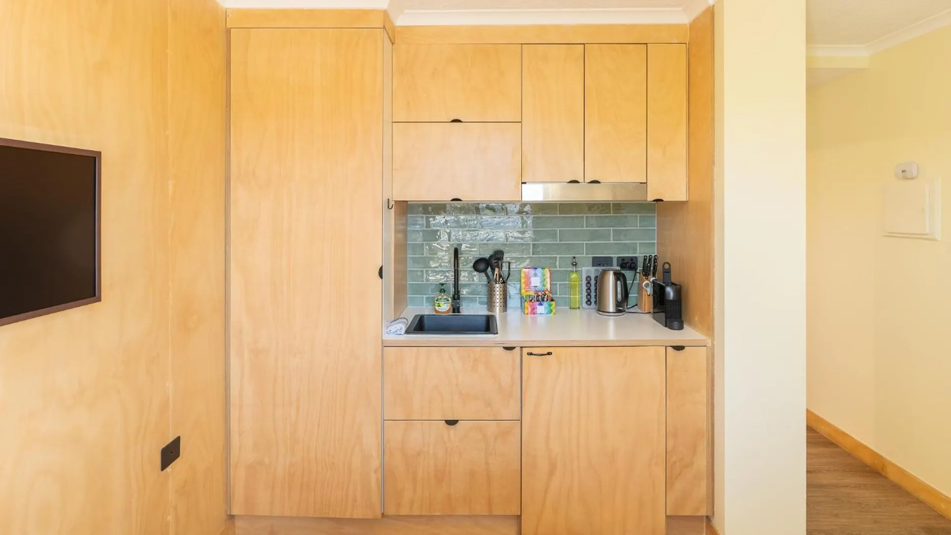 Quirky Cbd Studio With Pool Sauna And Balcony Brisbane