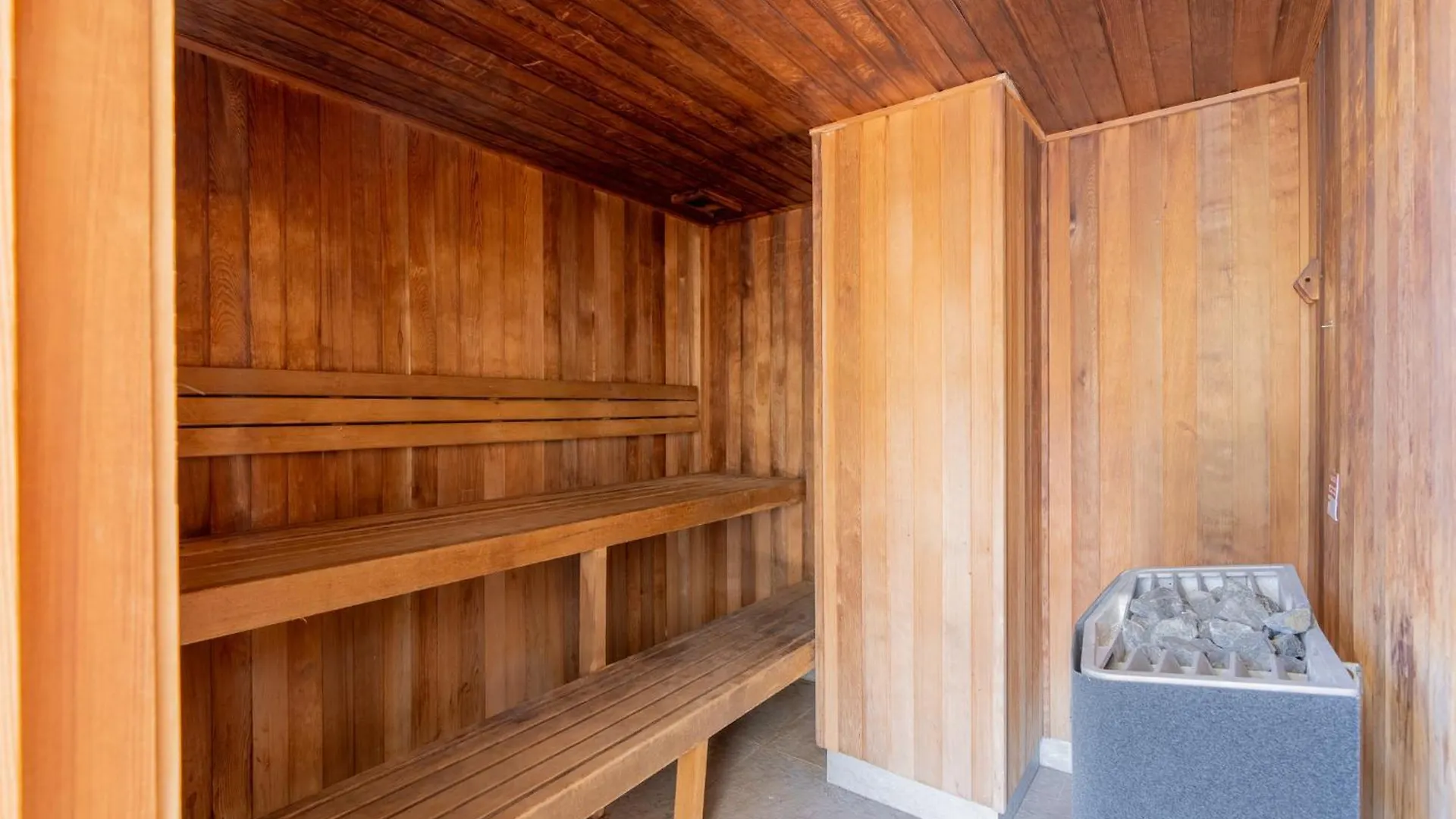 Quirky Cbd Studio With Pool Sauna And Balcony Brisbane Australia