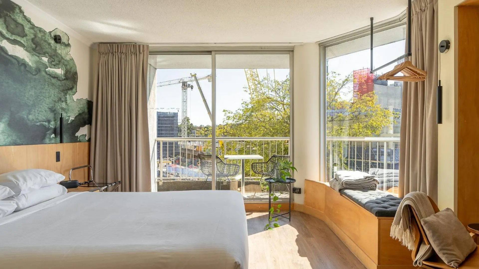 Quirky Cbd Studio With Pool Sauna And Balcony Brisbane
