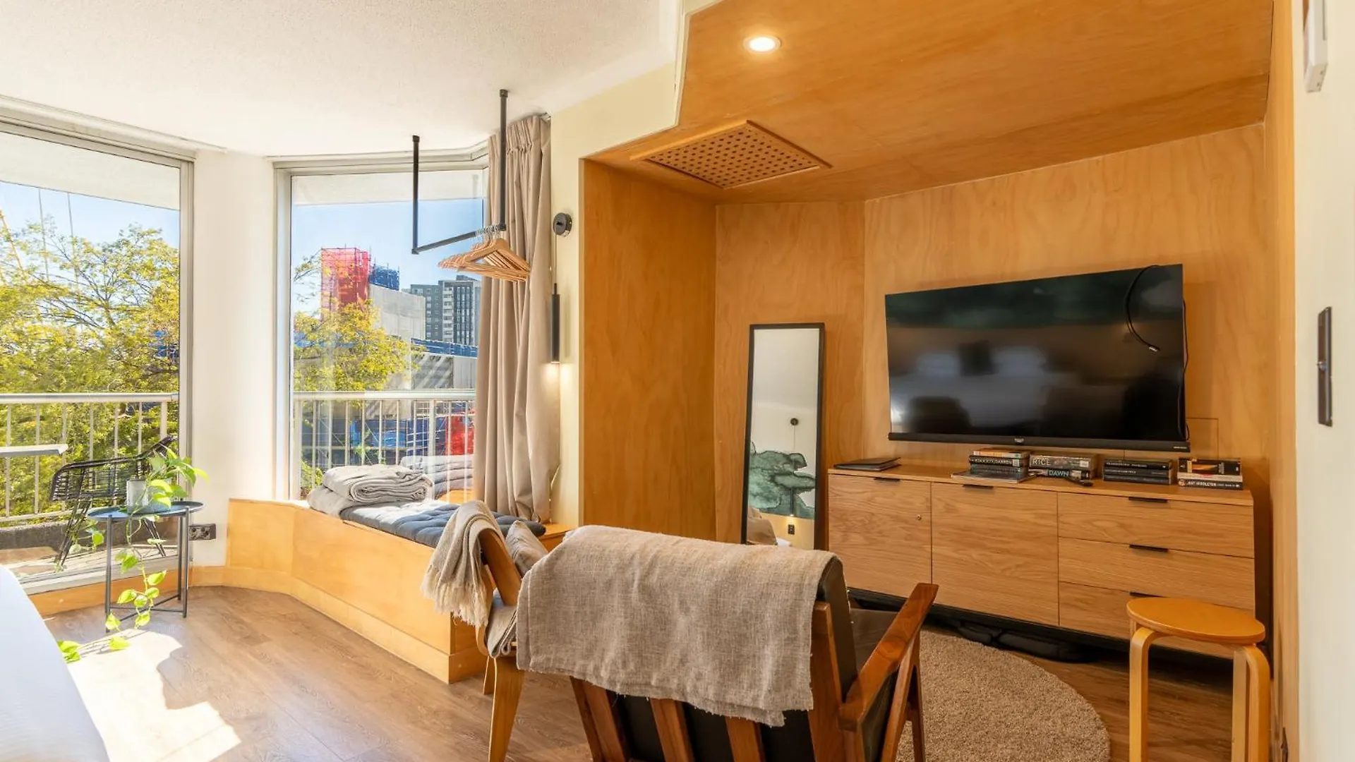 Quirky Cbd Studio With Pool Sauna And Balcony Brisbane