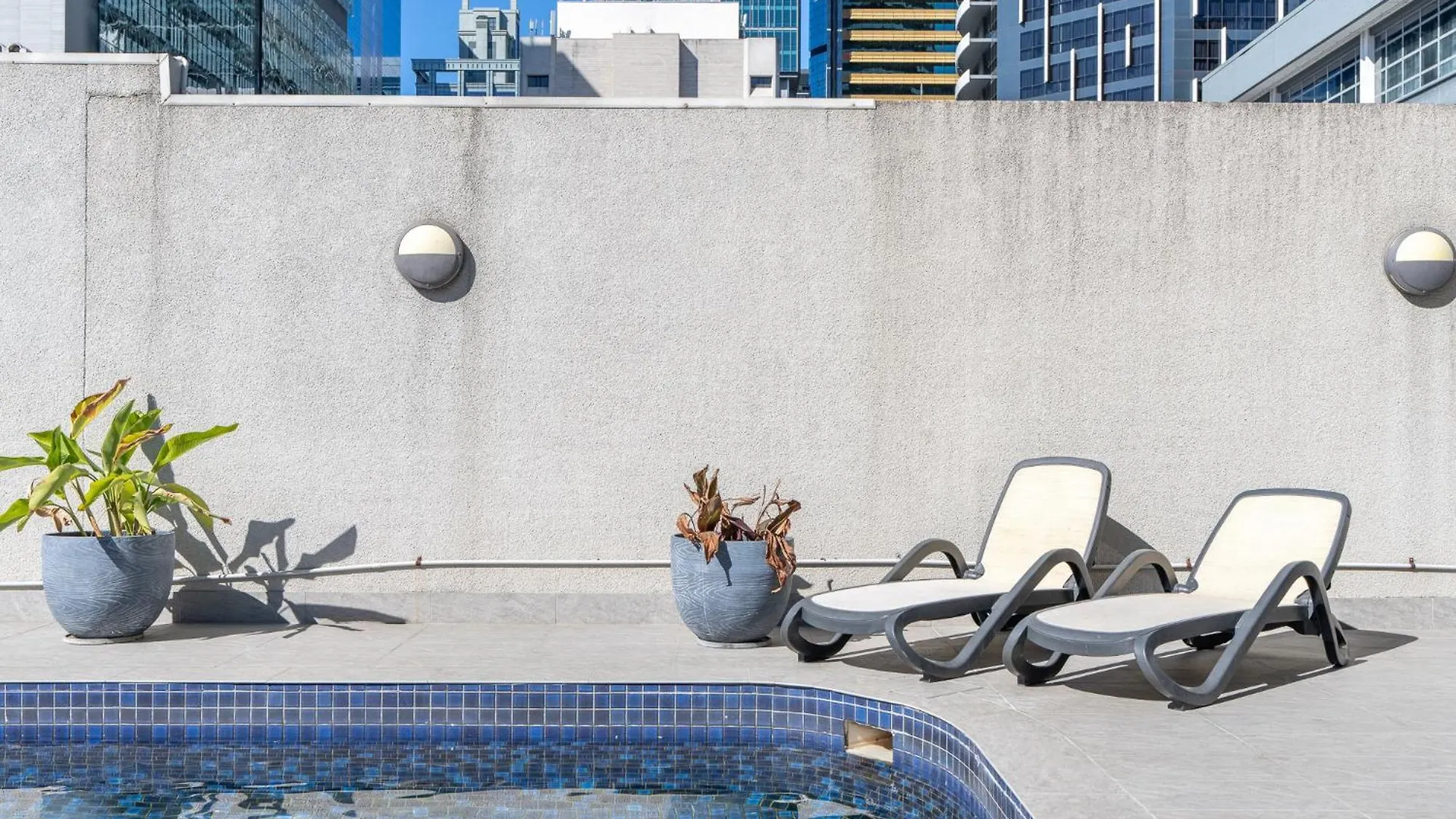 Quirky Cbd Studio With Pool Sauna And Balcony Brisbane Apartment